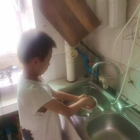我的暑假生活—白云路小学小白鸽中队三（2）班 裴子葉