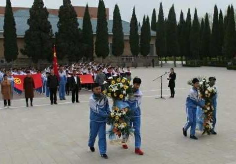 春风已解千层雪 后辈难忘先烈恩 ——郓城县黄安中学举行清明祭扫烈士墓活动