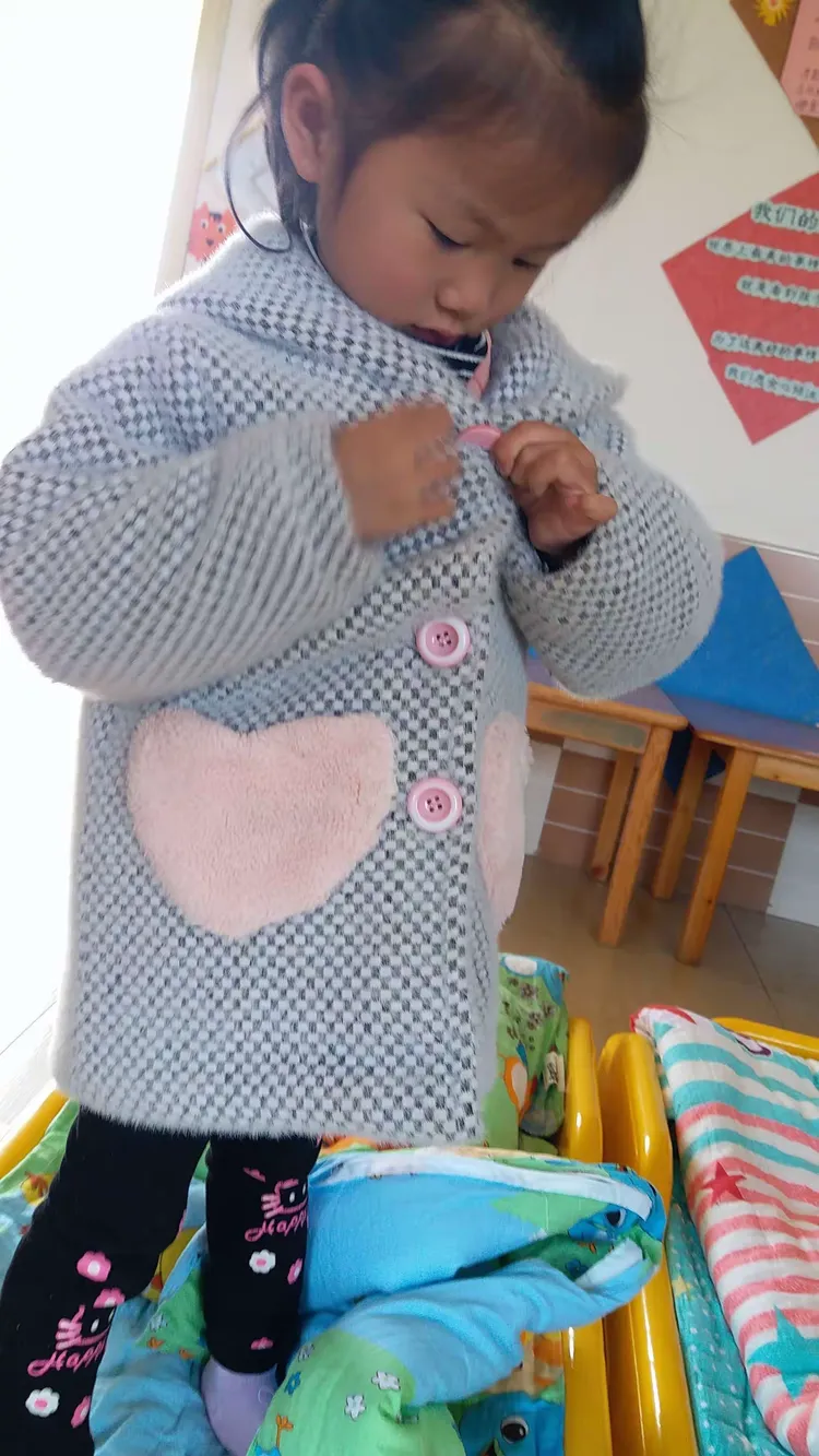 1.我会自己穿衣、穿鞋、拉拉链、系扣子，叠被子