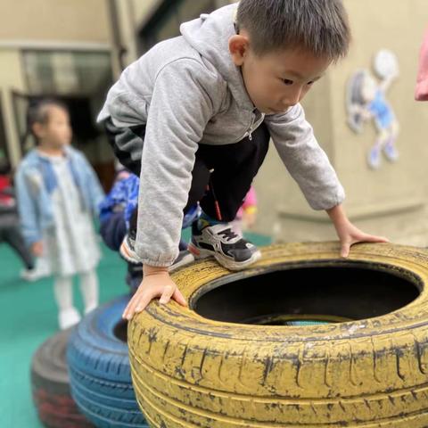 上朗幼儿园温馨提示：天冷了要坚持上幼儿园