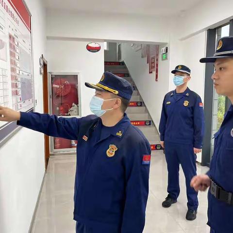 空港新城消防大队慰问元平路小型消防救援站