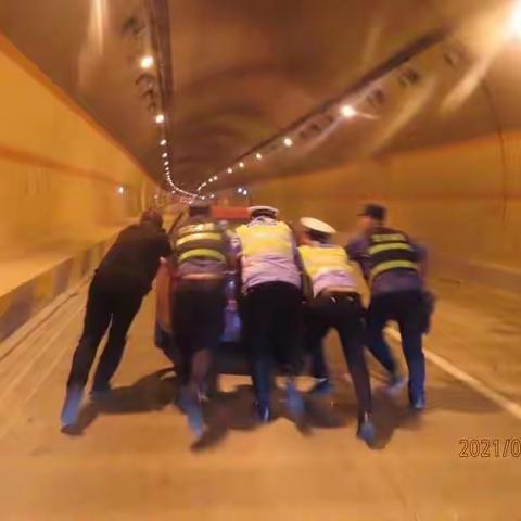 【我为群众办实事】高速交警救助群众不留名   受助群众全网搜寻表谢意