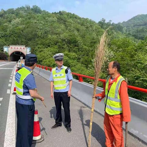 【我为群众办实事】宝鸡高速交警为养护工人送安全