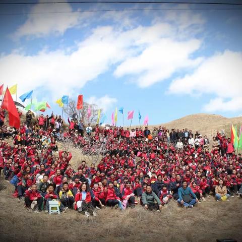 趁春光击鼓远足大沟深处杏花欢，凭年少扬旗踏歌千壑纵横野炊香！会宁县大沟中学“亲近自然，绽放青春”远足活动