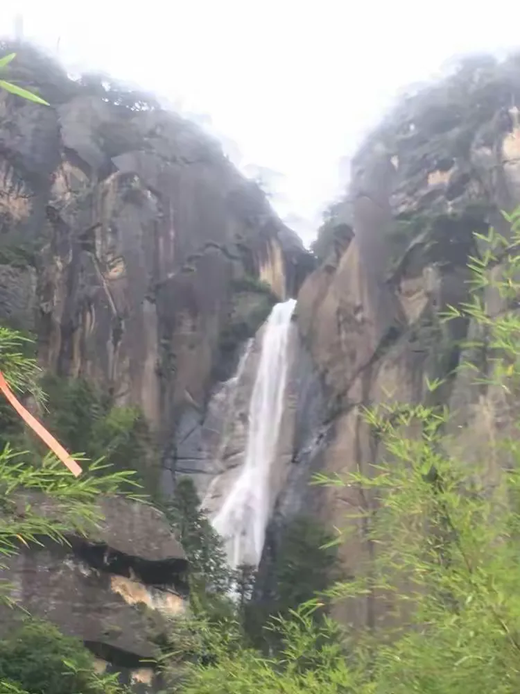 卡定神山天佛瀑布