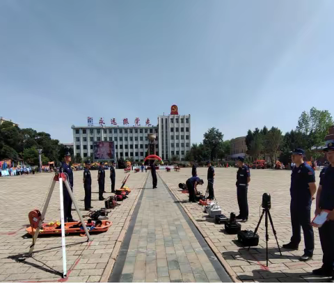 手拉手编制安全网，心连心构筑防护墙