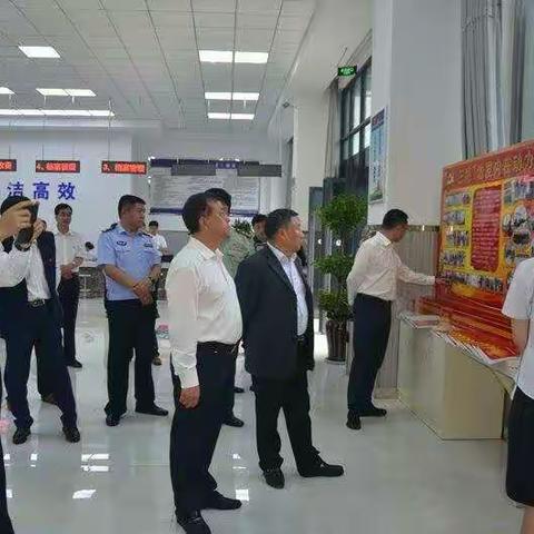 区委书记骆玉峰一行到陕州区交警大队党总支视察党建工作