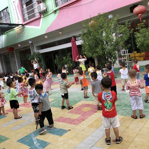 《育蕾幼教》育蕾朵朵幼儿园小一班小朋友们