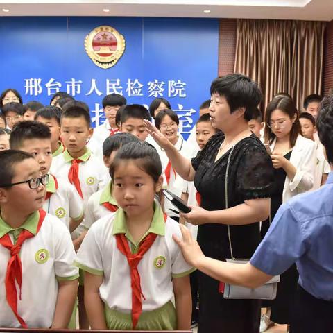 “携手关爱，共护明天”一一“红精灵”走进检察院