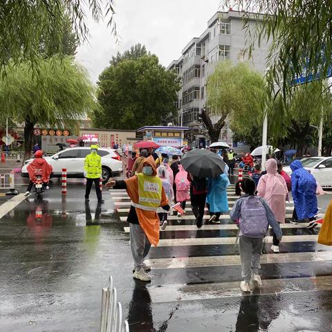 风雨护学岗  暖心护成长