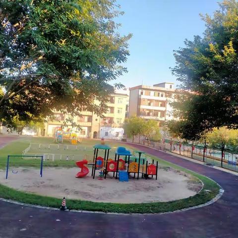 2023年春小2班第1周幼儿活动照片