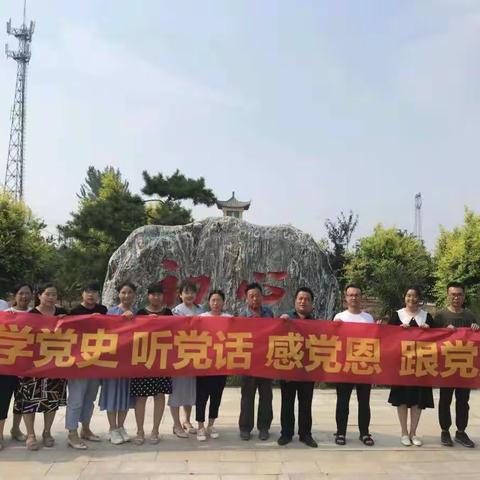 李庄小学开始招生了，在上级领导的关怀和全体教师的共同努力下，李庄小学校园环境和教学成绩取得了很大发展。