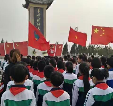 南韩镇中心校李庄小学在清明节前夕来到群英纪念馆烈士碑前，接受爱国主义教育。