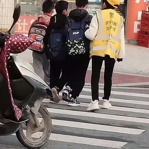 校门口的黄色风景线──记熟溪小学二（4）班志愿者活动