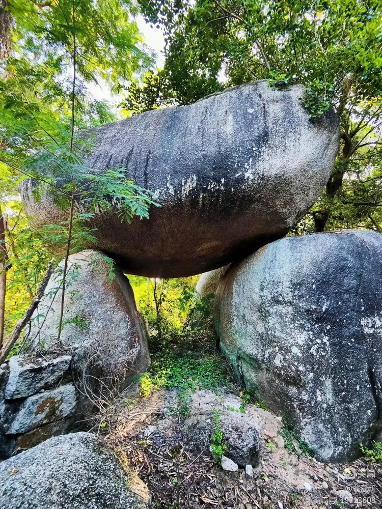 刚到石鼓山景区,迎面便是那古朴的大门,门上"石鼓山"三个大字赫然在目