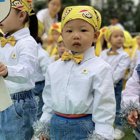 这是我们进入幼儿园来第一次参加的大型集体活动🙉你们瞧！我们来啦🤟