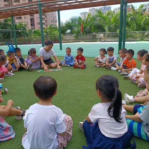 今天小一班的小朋友一起参与种植活动。在活动中小朋友们了解了蔬菜的品种，观察了蔬菜种植的步骤，更亲身体验。