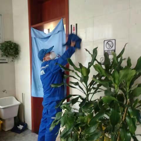 辛家庙街道开展周三公厕大擦洗、大扫除活动