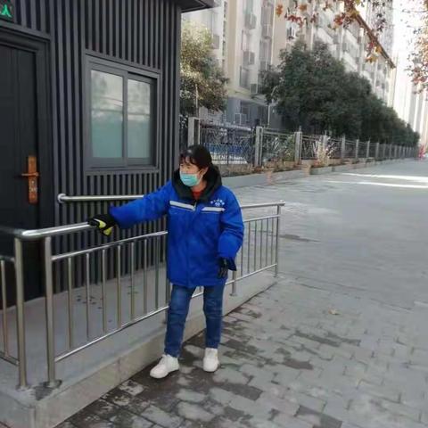 辛家庙街道开展周三公厕大擦洗、大扫除活动