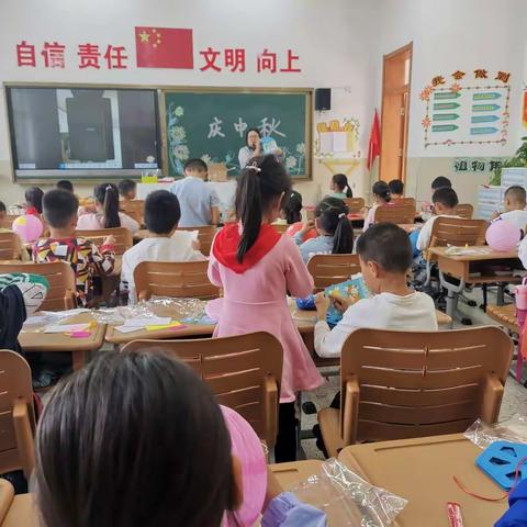 枫香路小学二年级（18）班：自制灯笼迎中秋