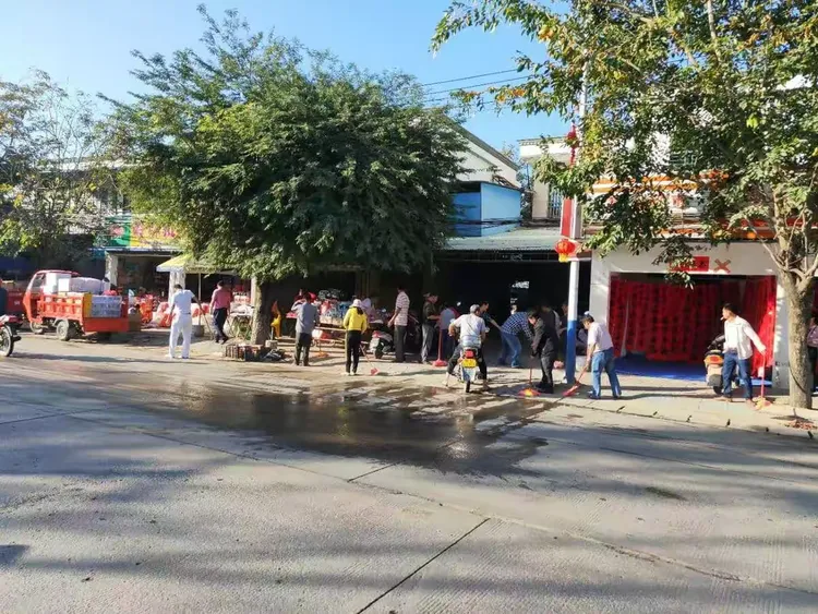 尖峰镇开展“迎春节”环境卫生大整治