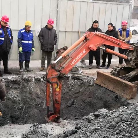 排除建设路隐患，连夜抢修管漏