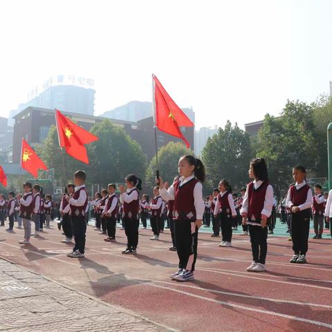 领巾飞扬 追寻梦想——三门峡市第一小学新队员入队仪式