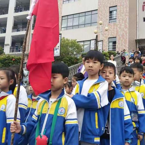 阳春三月，春光明媚，正是春游的好时节!带着美好的心情，带着丰盛的零食，我们出发啦！