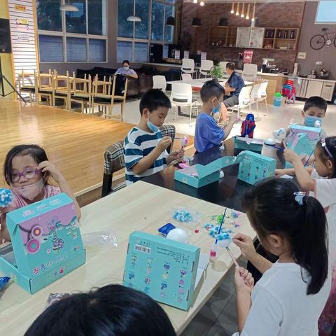 云南新华书店盈江书城 品阅伴你童行 故事会+手工活动