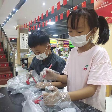 云南新华书店盈江书城 品阅伴你童行 故事会+手工活动