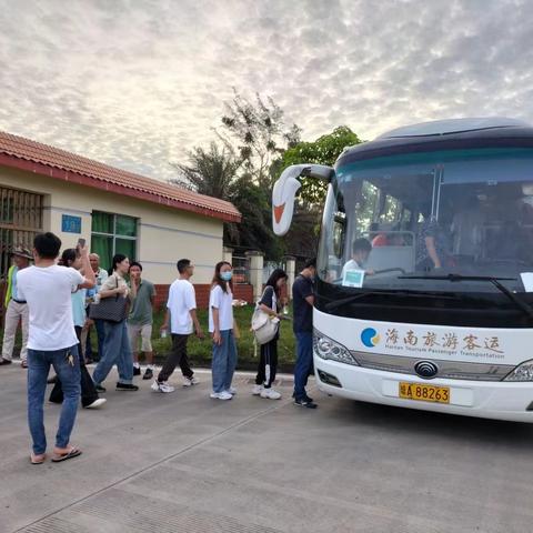 “守望相助共聚力，风雨同舟抗疫情"