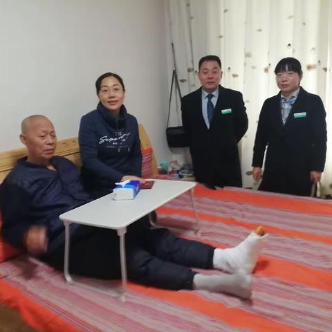 直属支行营业部为骨折老人上门服务被点赞