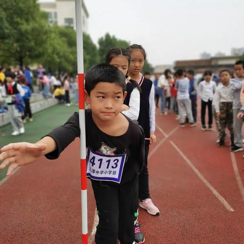 在这金秋九月，柔风轻轻，雨丝飘逸，桂香满园的季节，玉潭中学小学部运动会如期举行。