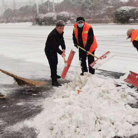 铲雪除冰保畅通环卫工人在行动