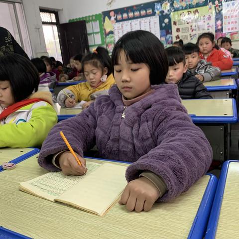 内乡四小一二班书法社团——端端正正学写字，踏踏实实学做人