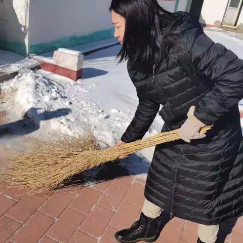 情满校园 铲雪除冰暖人心