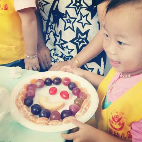 中秋节水果拼盘活动。有家人的陪伴，孩子们可以做的更好😊