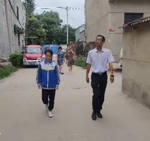 入户家访送关爱   教育扶贫暖人心