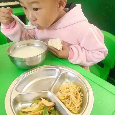 今日早餐分享:炒豆芽、炒三丝