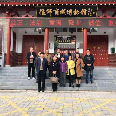 陆管局党员在局党组的带领下，参观“喜迎十九大党建成果展”。