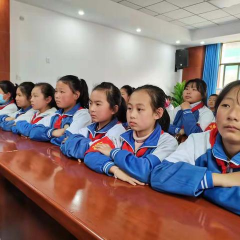 宕昌县白水川小学组织观看“天宫课堂”第二课