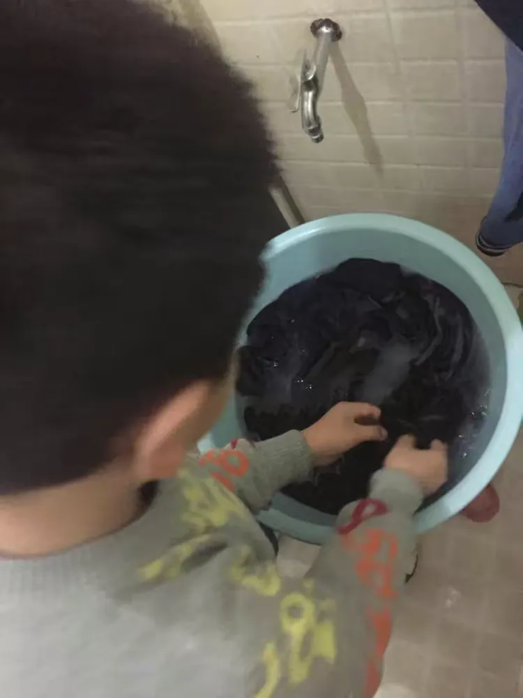 这是我的衣服吧？那就让我来自己洗衣服吧。您工作也忙，自己的事情自己做，以后，我会自己洗衣服的。