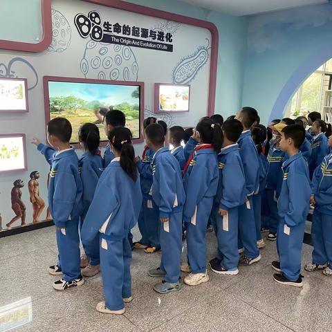 科技强国 筑梦未来 ——昌吉市第十小学二年级七班开展“畅游科技馆”主题研学活动