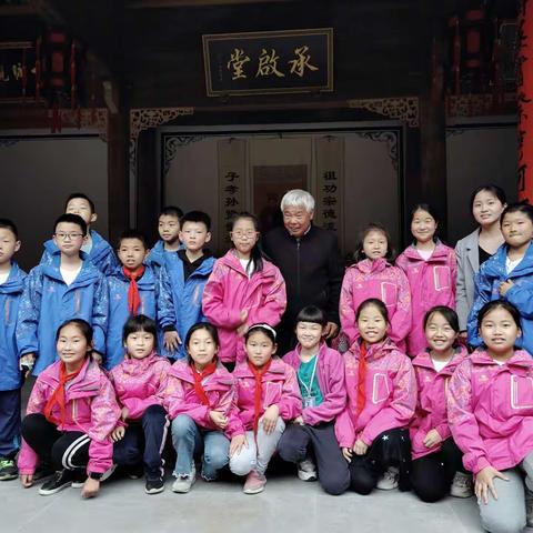 寻找烈士足迹 感悟革命精神