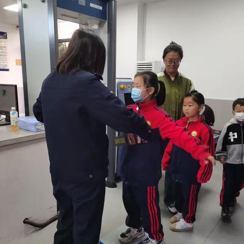 “走进濮阳法院，感受公平正义”——绿城小学一（5）学室互动式旁听庭审实践活动
