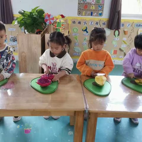 “食”光美好，尽“善”尽美——卡凤幼儿园小一班制作水果布丁（副本）