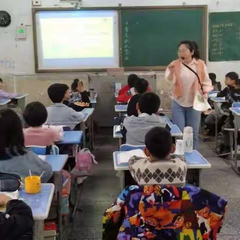 小学语文组陈灿老师公开课，学会运用方法理解语句，感受诗中快乐——《童年的水墨画》。