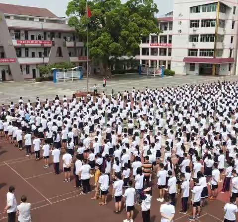 万安二中举行复学“开学第一课”主题教育活动