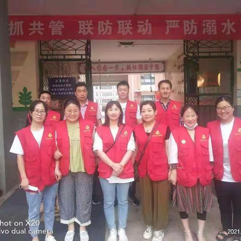 夏日炎炎，有你超甜❤️爱的守护——东关小学一（4）班家长志愿者执勤