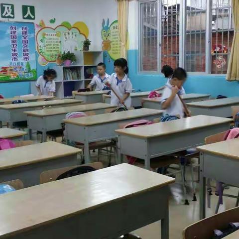 劳动最光荣——海口市25小学海府一年级清洁扫除活动。